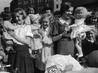 girls-in-nazi-germany-81512273-58daf3055f9b584683c131d1.jpg