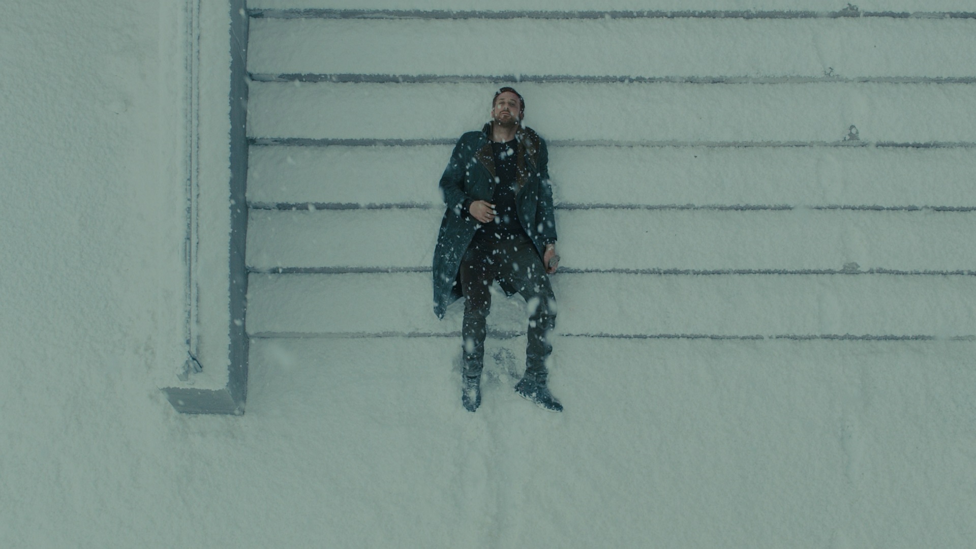 Blade-Runner-blade-runner-2049-snow-winter-stairs-movies-men-actor-Ryan-Gosling-lying-down-1247729.jpg